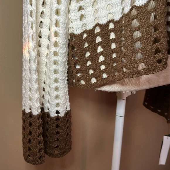 Women's A. Byer Crocheted Cropped Sweater Size X-Large Brown and Cream - Picture 3 of 13